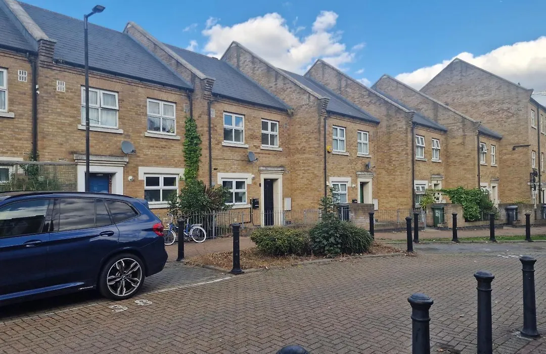 Cozylease 3 Bedroom Canary Wharf Family,Workcation, Fast Wifi, Workspace,1 Stop To City-1