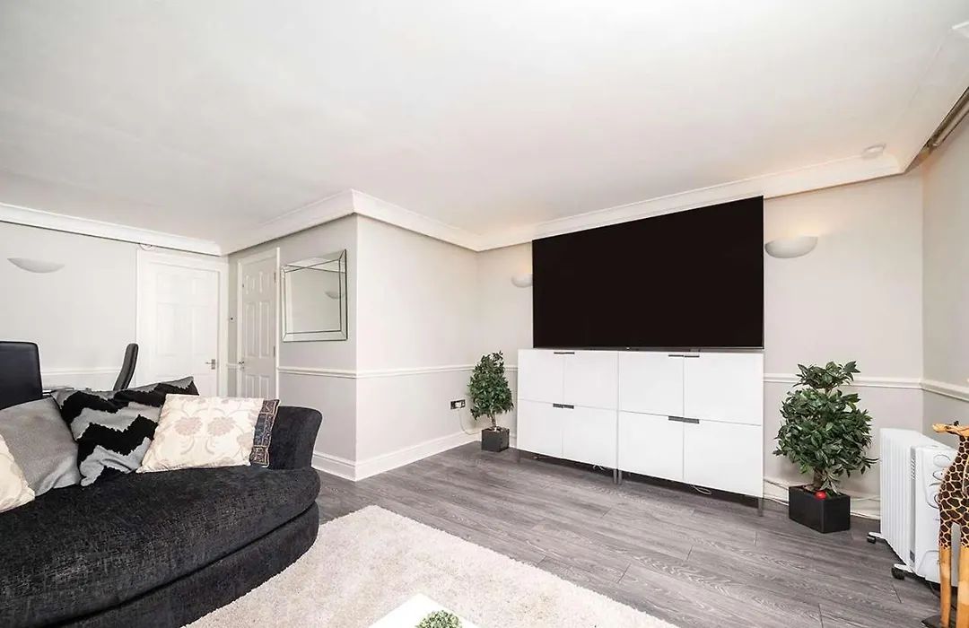 Luxury Flat In Cheslea Prime Location-1