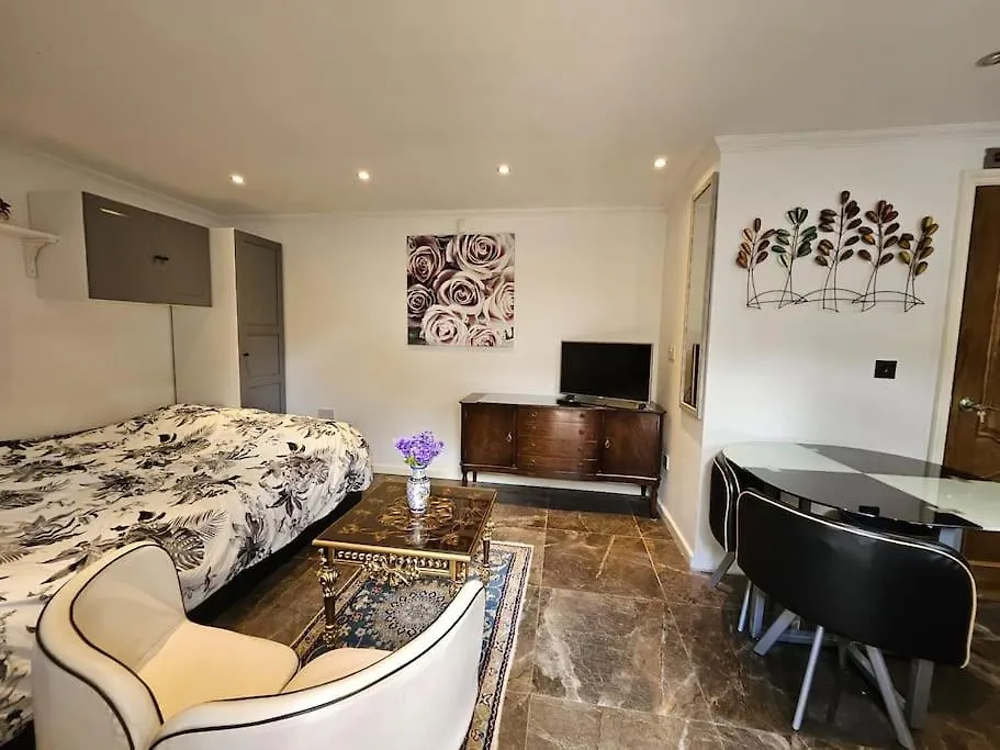 Spacious Guest Suite - Harrow-1