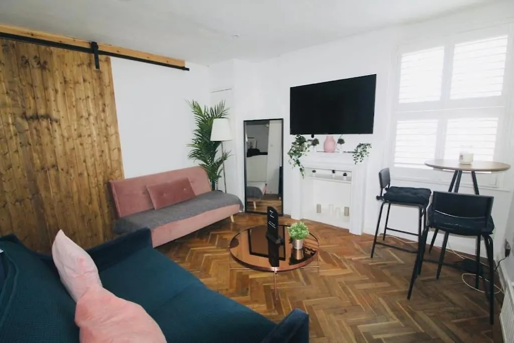 Cute & Quiet Apartment In The Heart Of Hampstead-1