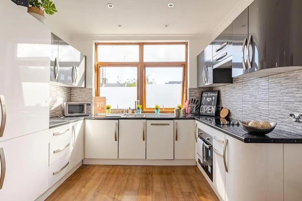 Luxury Apartment Near Canning Town- Free Parking-1
