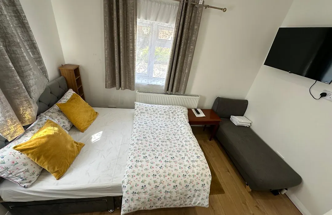 4Th Studio Flat With Private Own Bathroom A London Luxury Family Home Setup And Furnished With Double Bed Plus A Double Futon-Sofa Bed A Single Futon Bed A Baby Cot And Garden And Free Parking-1