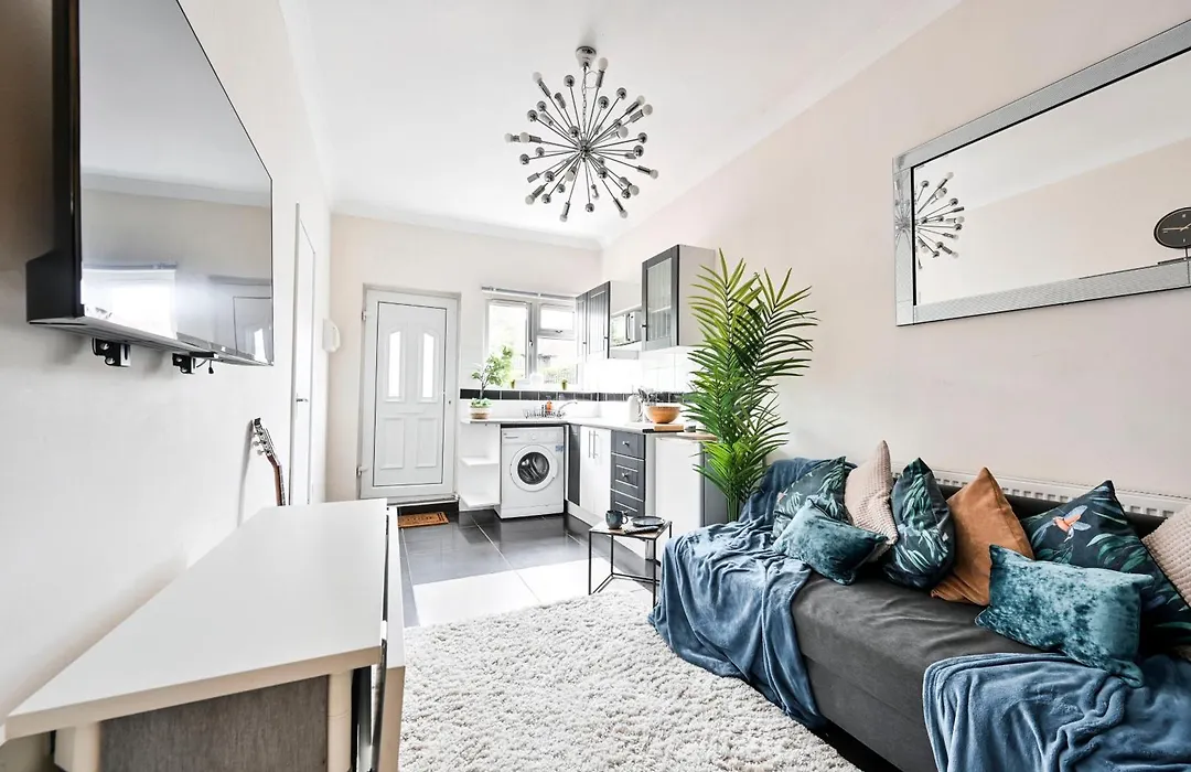 Steps From Stadium With Parking & Fantastic Transport Links!-1