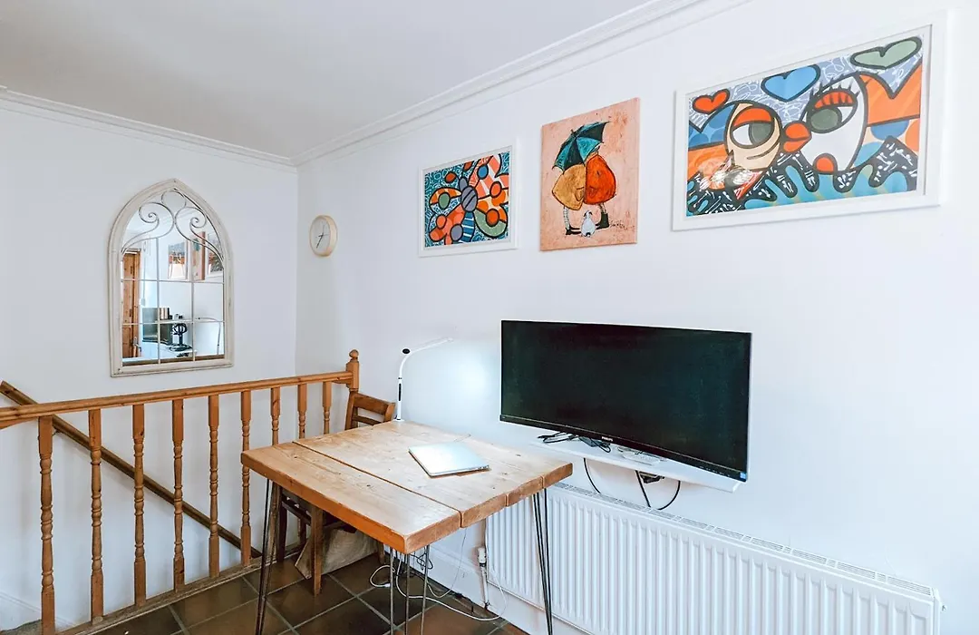 The Clapham 2-Bedroom Flat With Private Patio-1