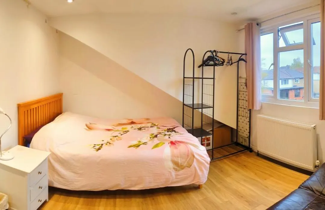 Double Bedrooms, Close To Tube Stations-1
