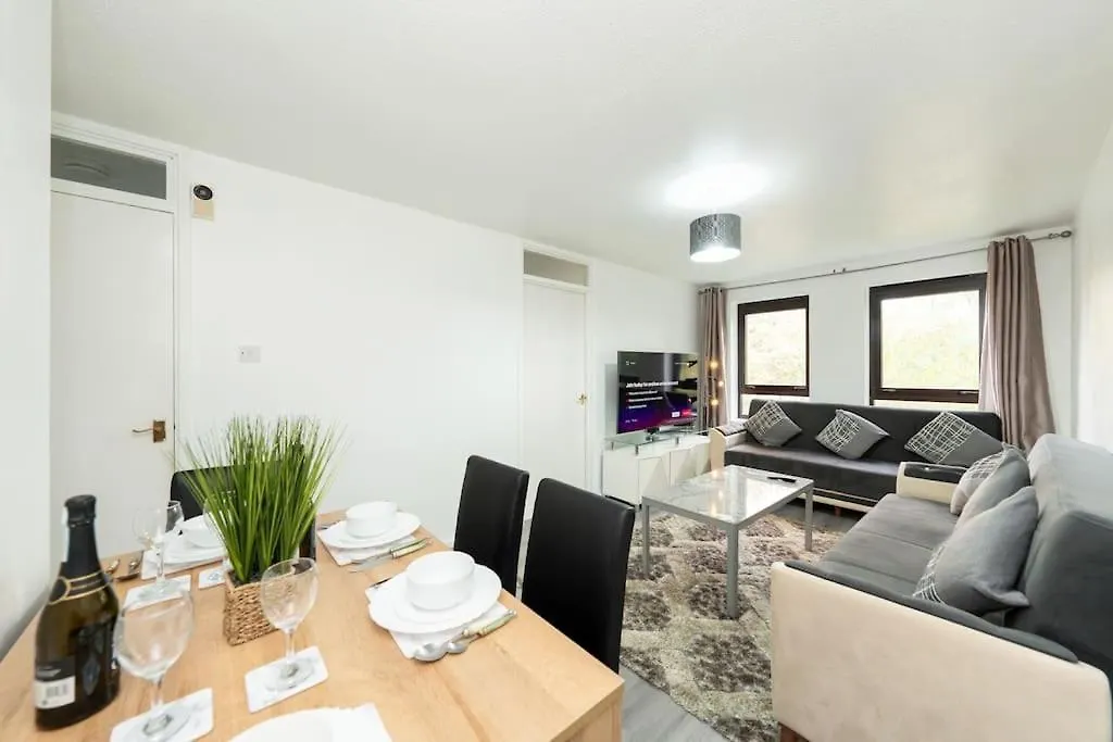 Idyllic Stylish Apartment With Fast Speed Broadband & Free Parking-1