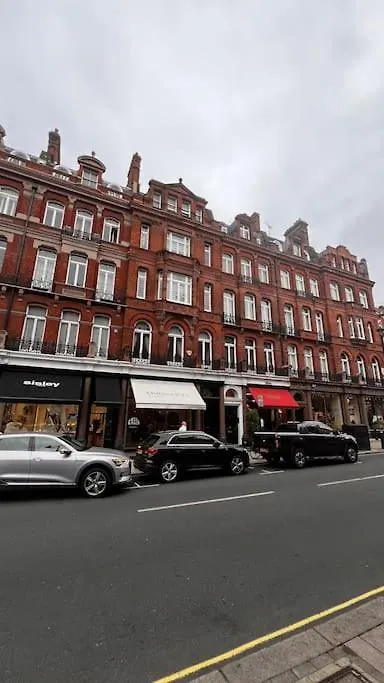 Stylish And Comfortable Double Bedroom In Mayfair-1