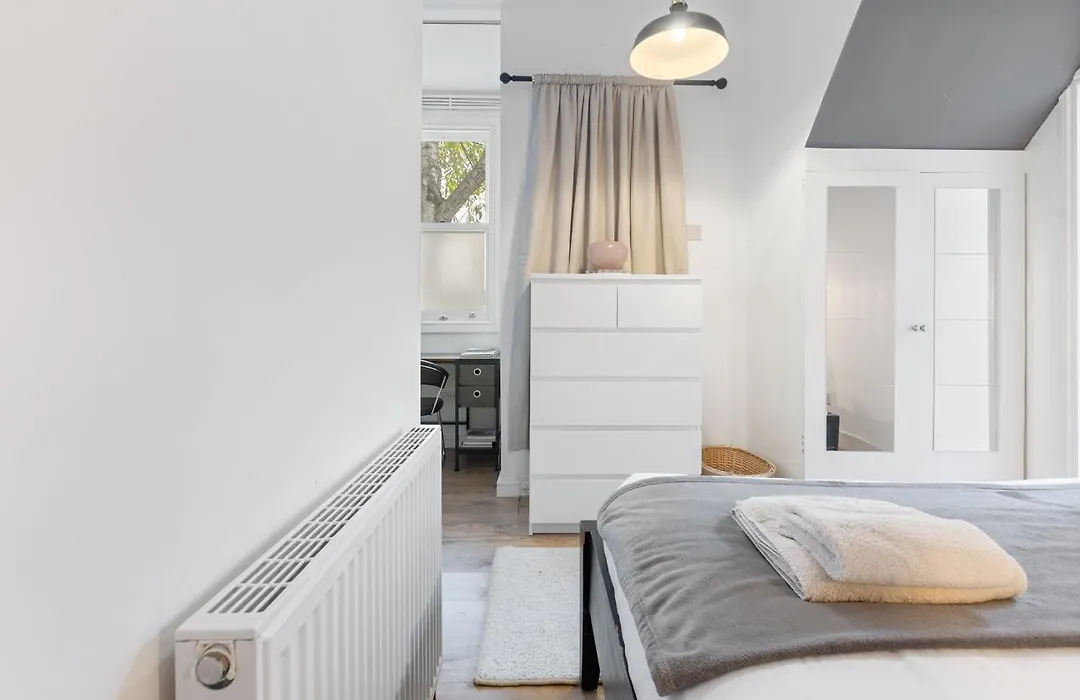 Putney Thames Garden Flat-1