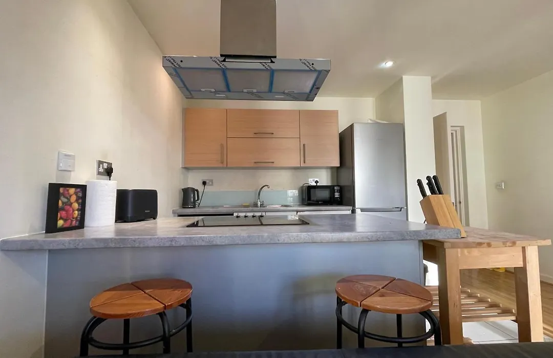 Stratford 2 Bedroom Apartment With 2 Bathrooms & Great Links-1
