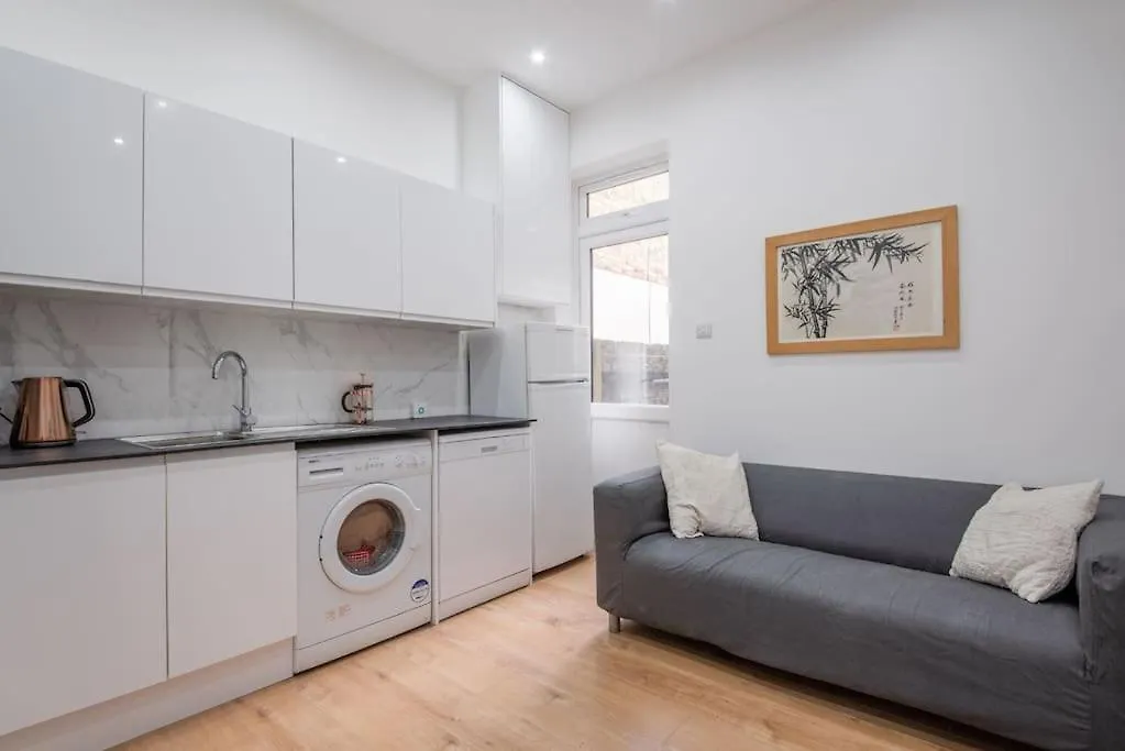 3 Bed Flat In Hammersmith Close To Underground-1