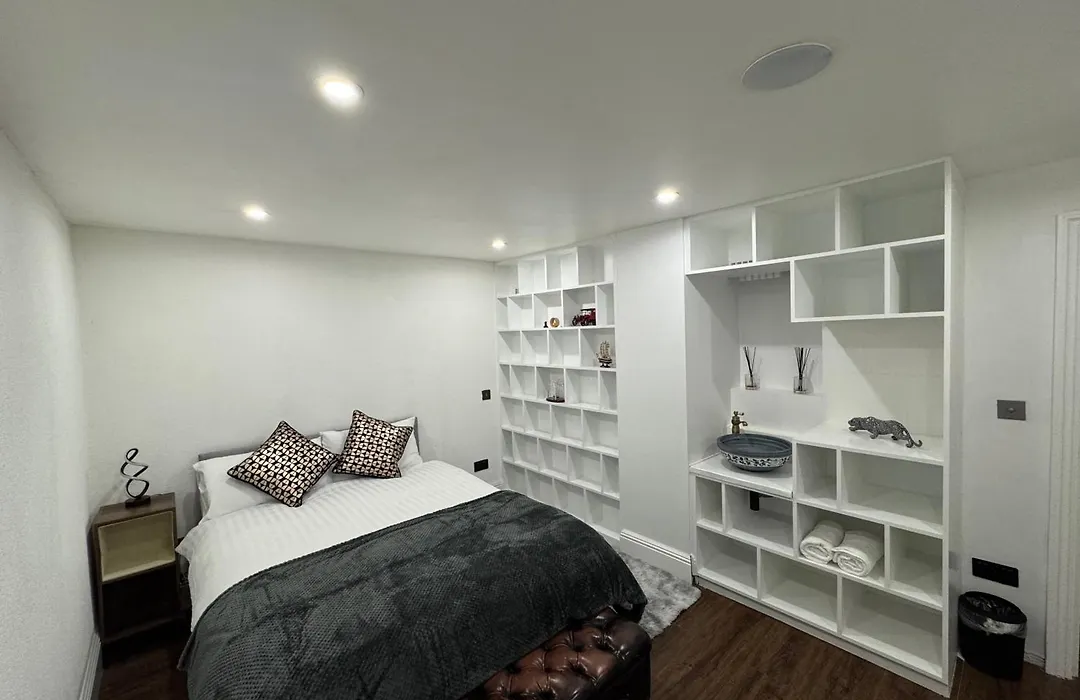 2 Bedroom Subterranean Luxury Flat In Euston-1
