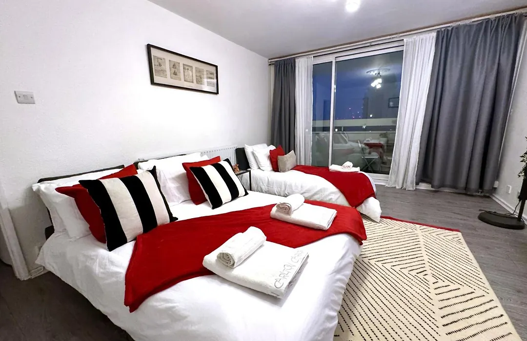 Bright Skyline, River Side Apartment With A View Of The City-1