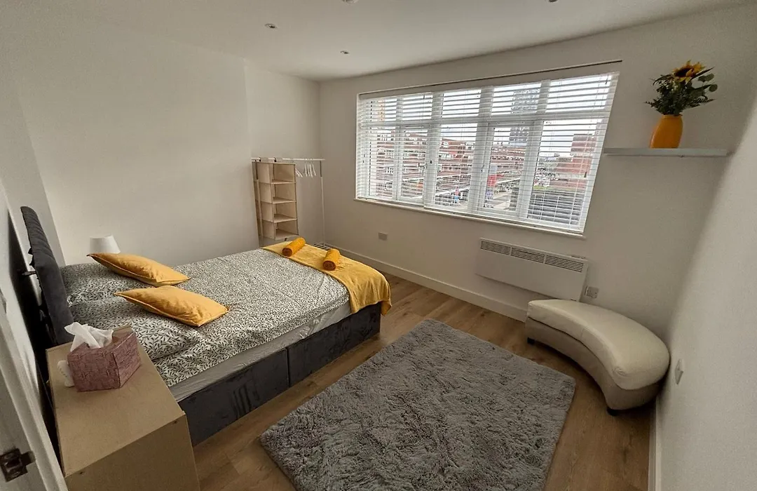 Beatiful 3 Bedroom Apartment Near Tower Bridge-1