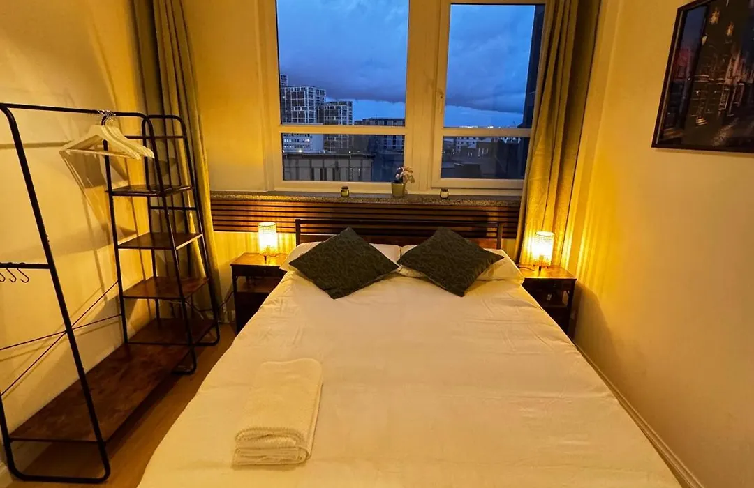 Modern 2 Bedroom 2 Bathroom Flat, Free Parking In Woolwich-1