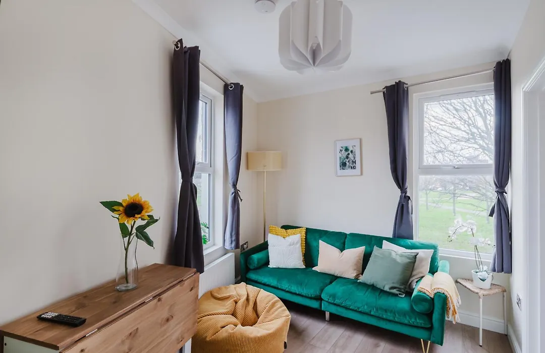 Modern Cosy Corner Flat 3 Bed And Loft Sleep 7 People-1