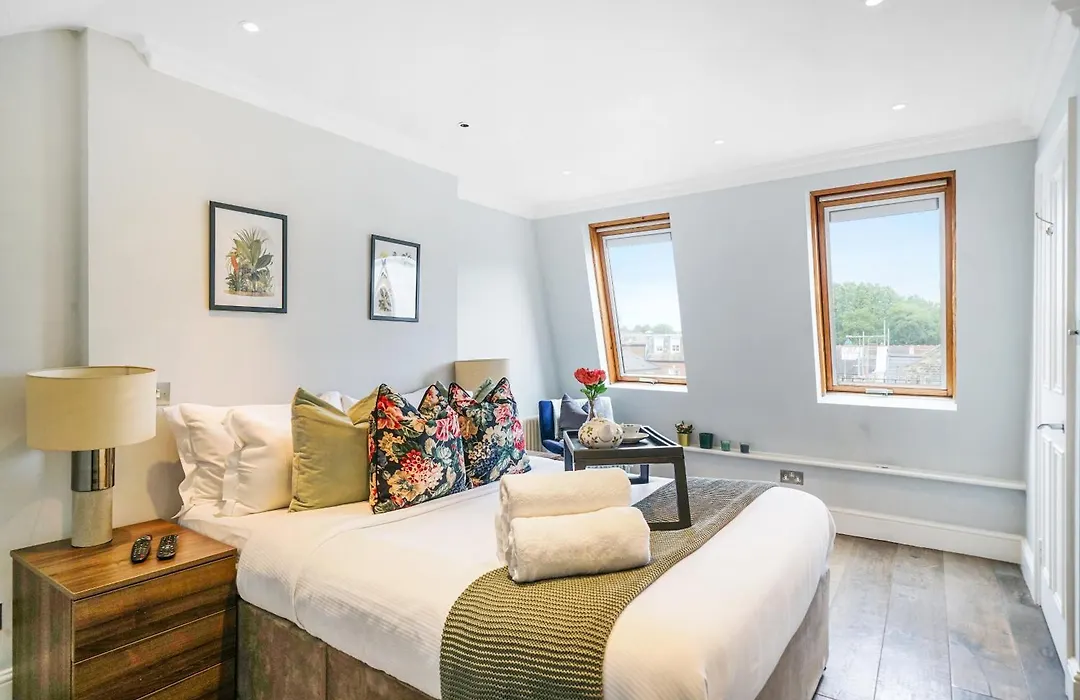 Beautiful And Spacious 2 Bed, 2 Bath Apartment Bordering Fulham And Chelsea - Entire Apartment With Private Entrance-1