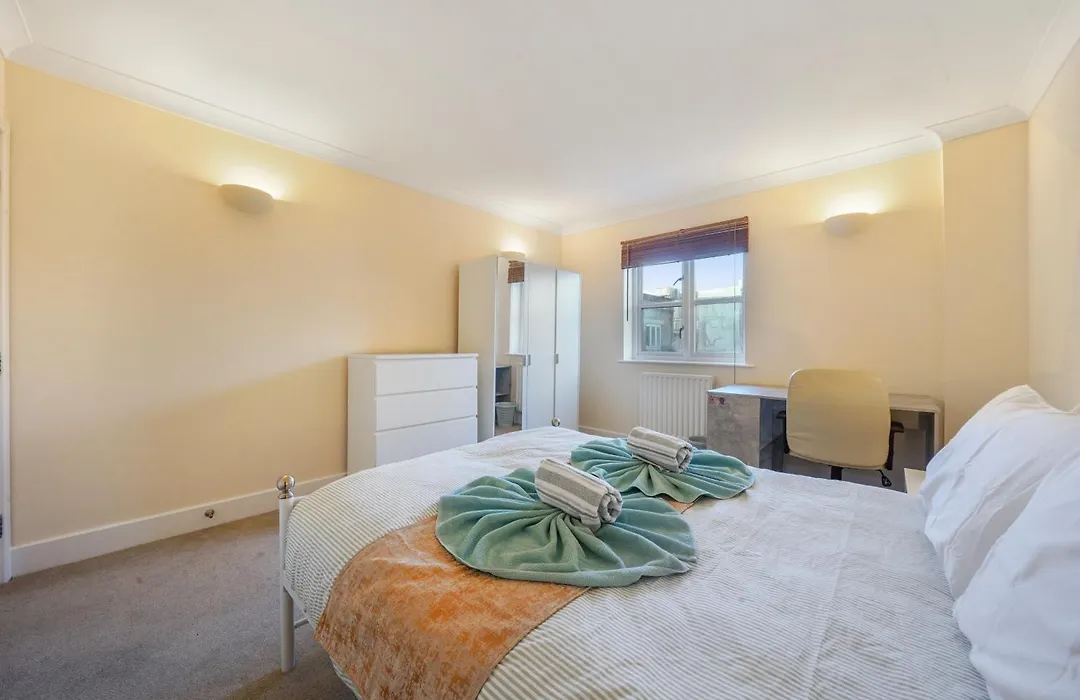 1-Bed Whitechapel Apartment Near Tube & Elizabeth Line Sleeps 4-1