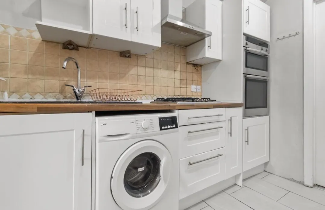 Comfortable & Convenient Spacious Private Room In Downshill Way London-1