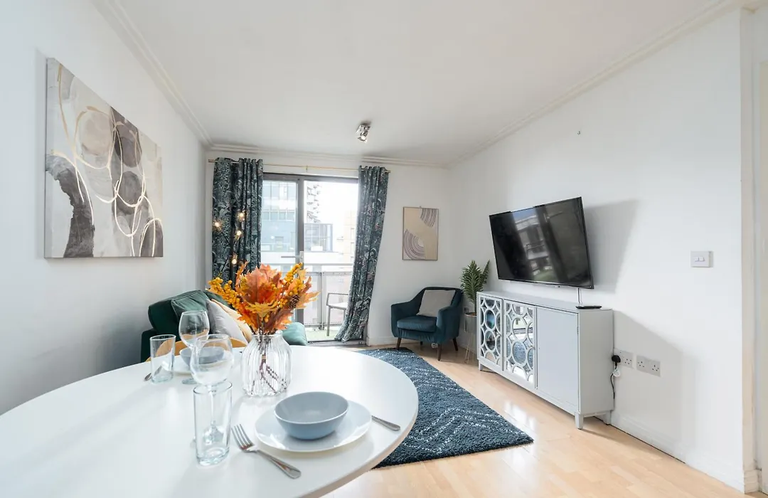 Modern Two Bed Two Bath Opposite Tube Station-1