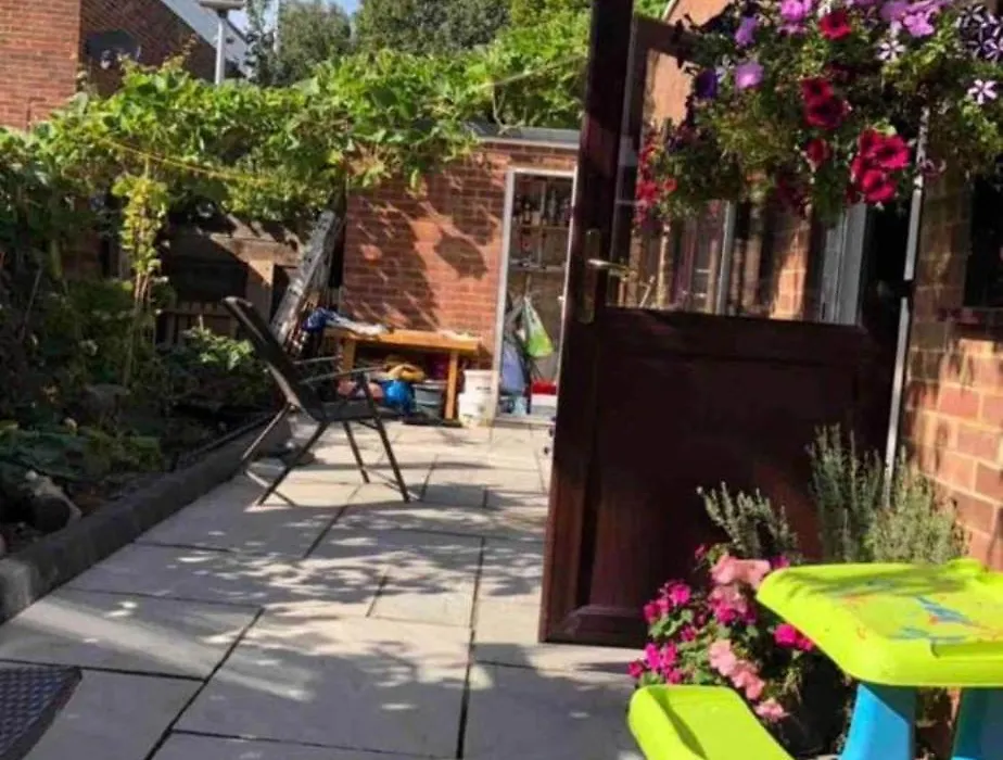 Beautiful Studio Flat Near Lake-1