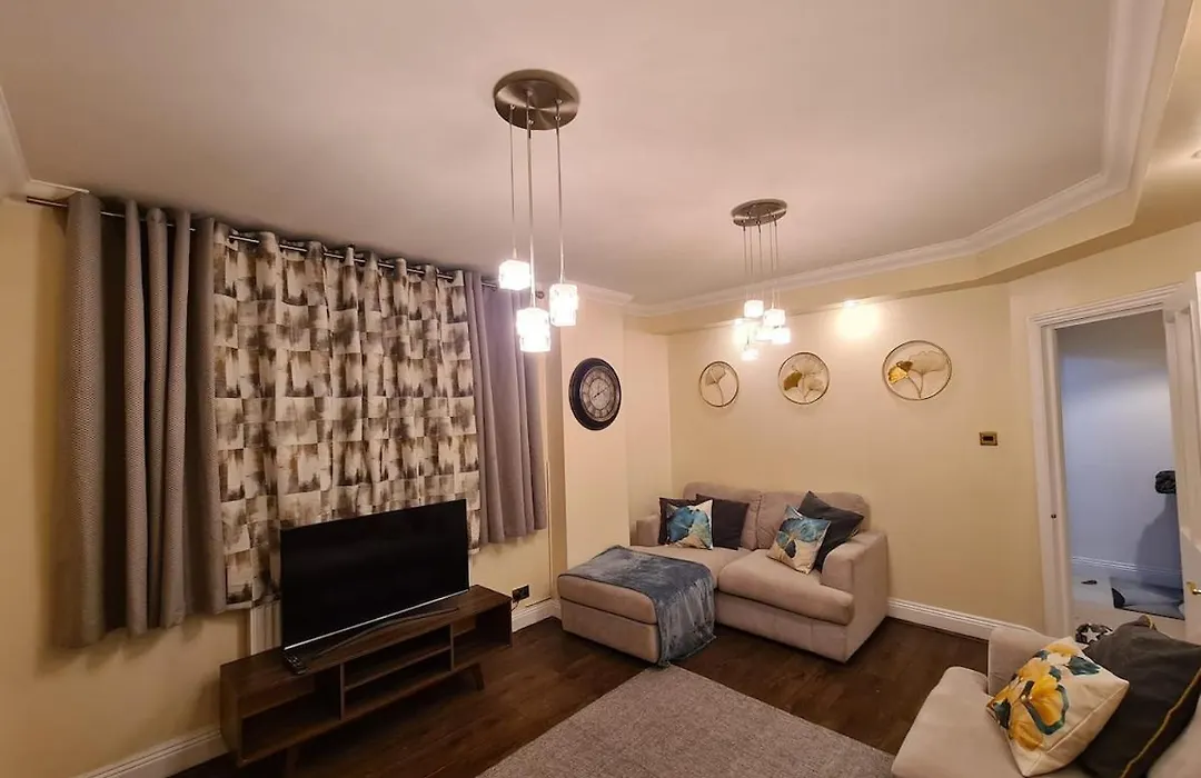 Luxurious 3 Bed Flat In Kilburn-1