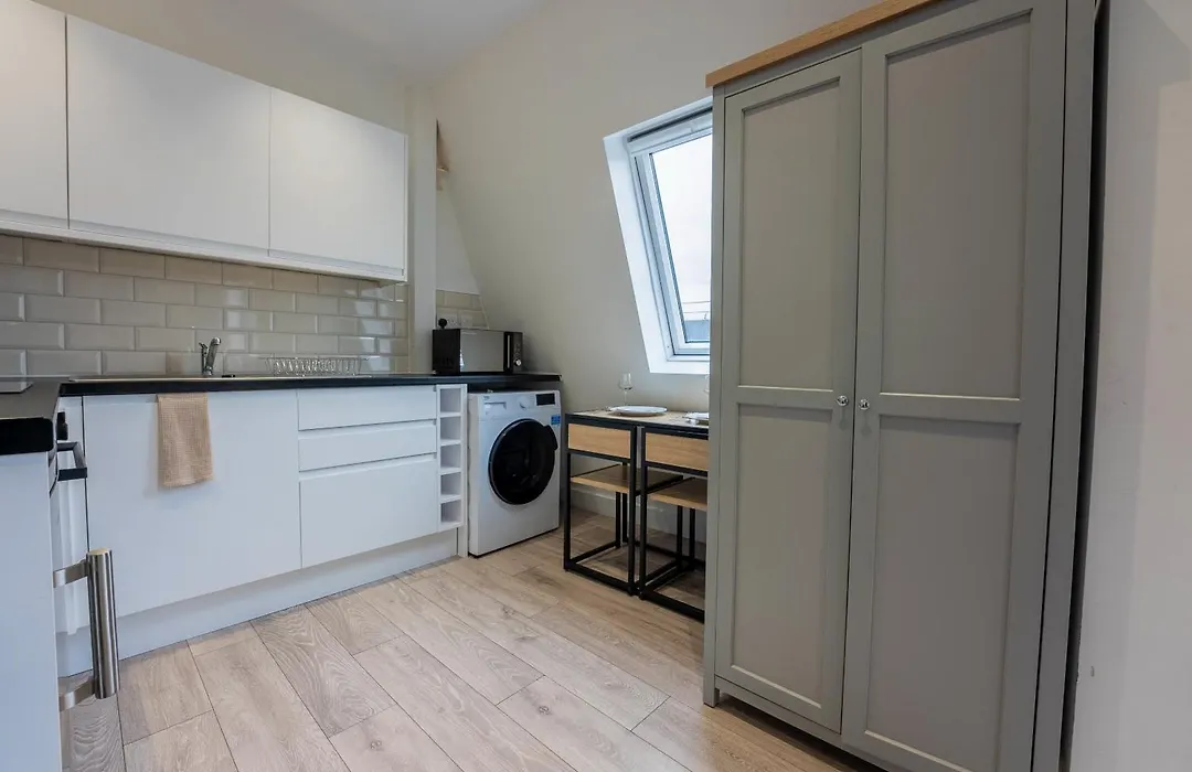 Modern Studio Flat With Balcony In Heart Of London-1