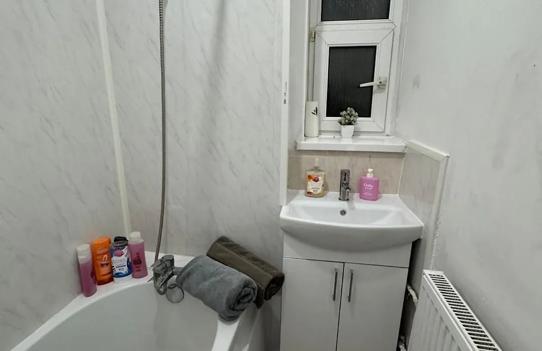 1 Bedroom Flat In Whitechapel, London-1