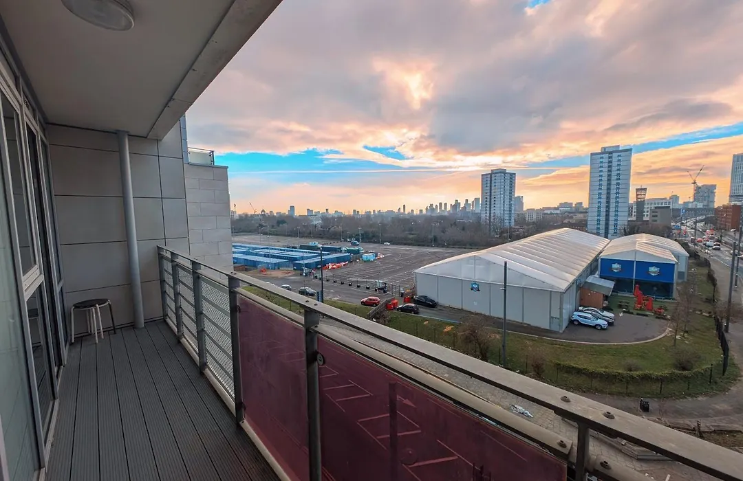 Giogio - Comfortable Stratford Flat With Stunning Views-1
