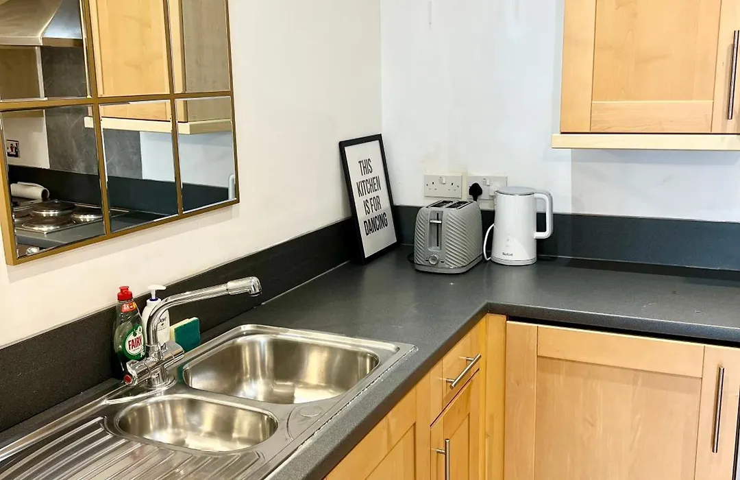 Spacious One Bedroom Flat Opposite Station-1