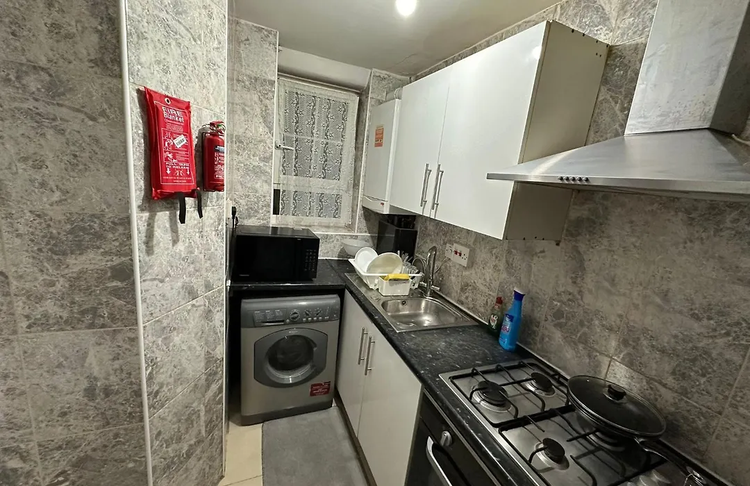 Beautiful Private Double Room In A Shared 3-Bedroom Apartment Minutes Walk From Bethnal Green-1