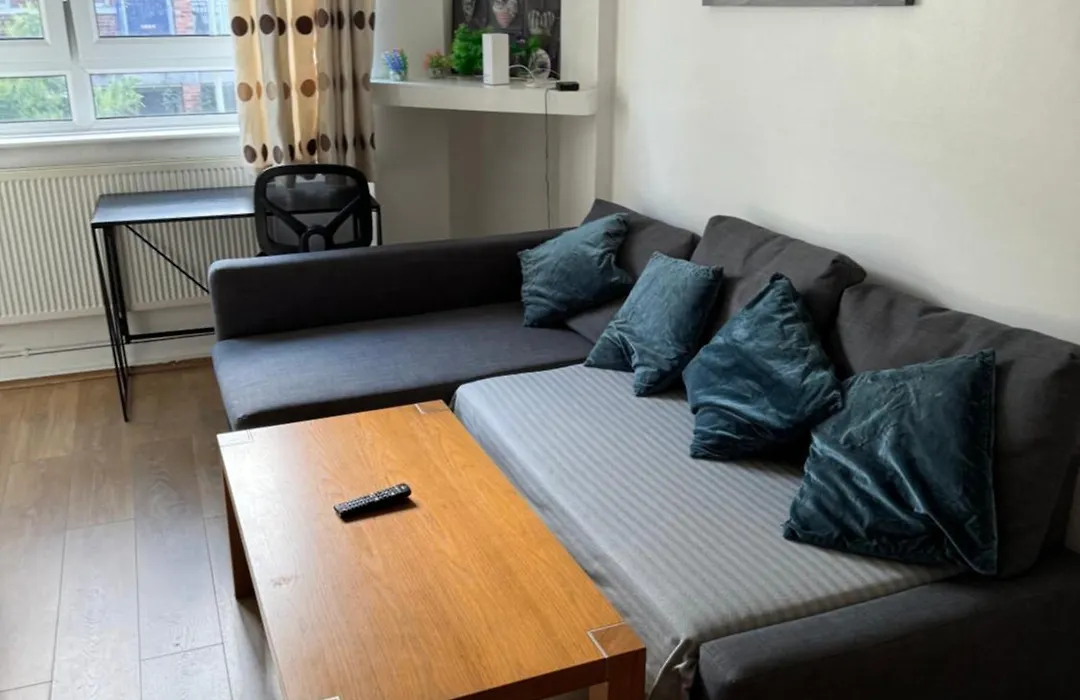 One Bedroom Apartment In Tower Bridge Road-1