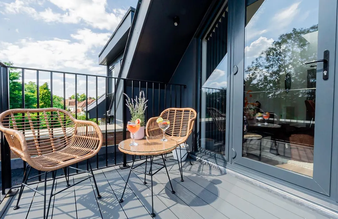 Superb Top Floor 1-Bedroom Flat With Charming Two Balconies-1