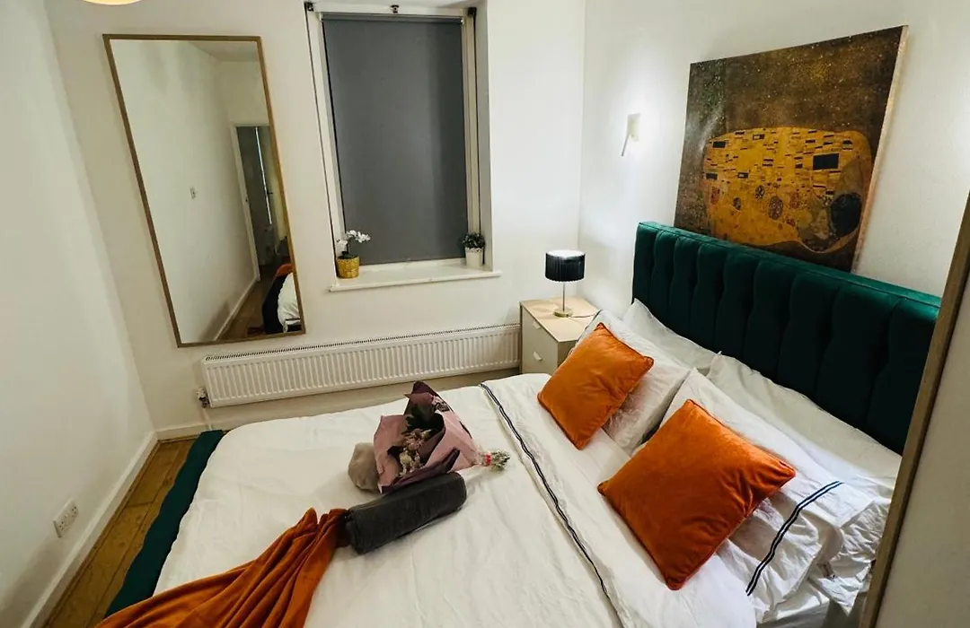 Cozy Family-Friendly 2 Bedroom Flat In Kingscross, St Pancras!-1