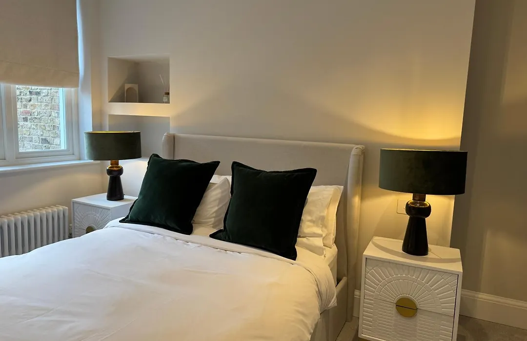Comfort 3 Bedroom Home In Notting Hill-1