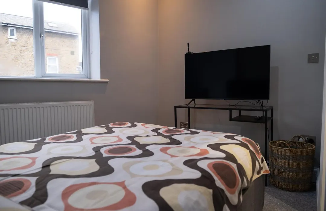 Clapham Common Sleeps 10 Free Parking For 4 Cars And Vans 2 Bed 2 Bath 5 Min To Metro Zone 2-1