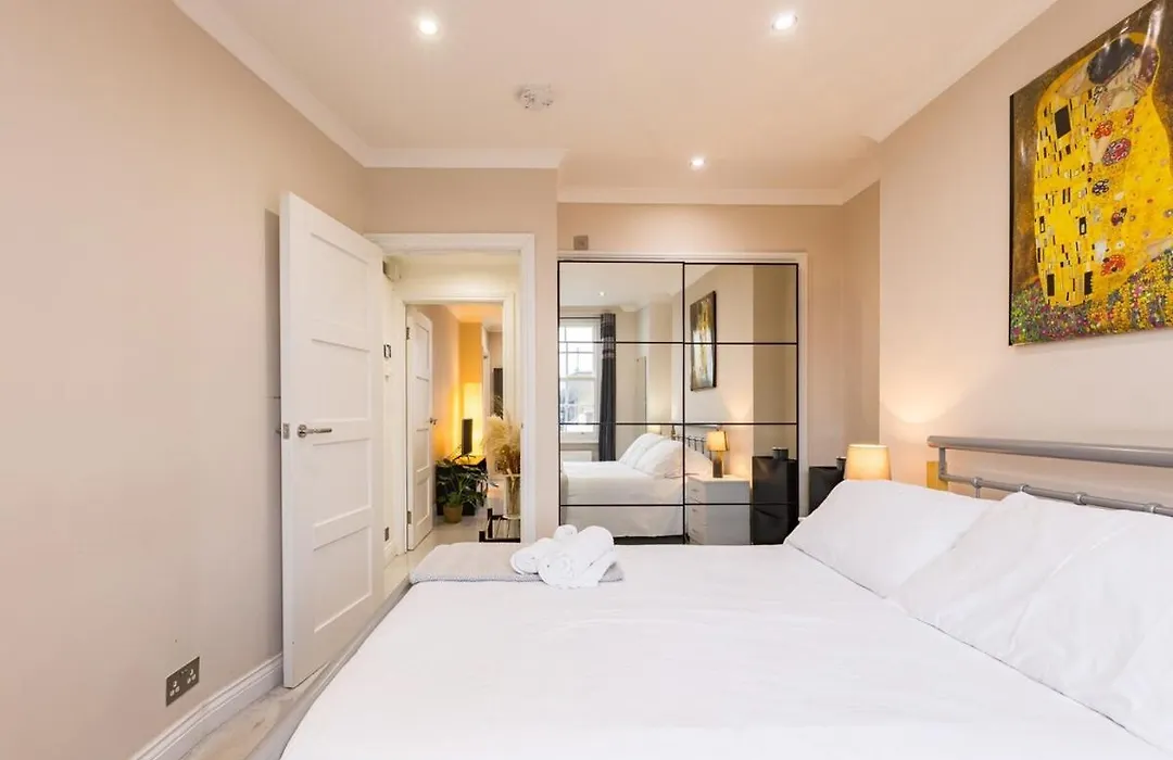 Flat In Notting Hill-1