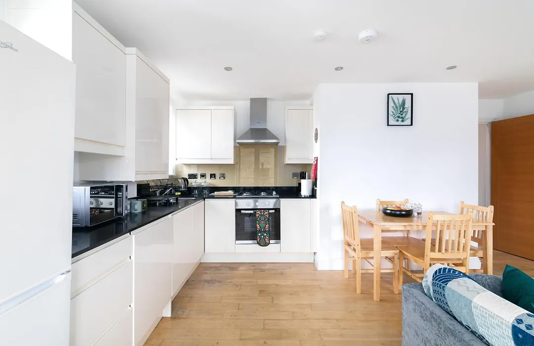 2 Bedroom, 2 Bathroom Apartment With Balcony In Hoxton Shoreditch, Sleeps 6-1