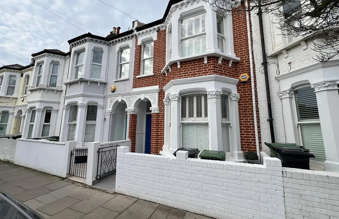 Fulham Spacious 4Bd Home | Parking & Garden | Wifi-1
