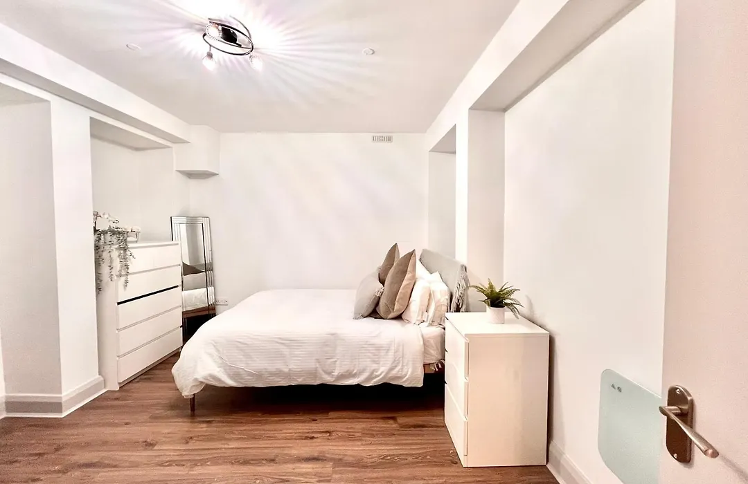2 Bed Central City Zone 1 Close To All Attractions 1Min Walk To Tube-1