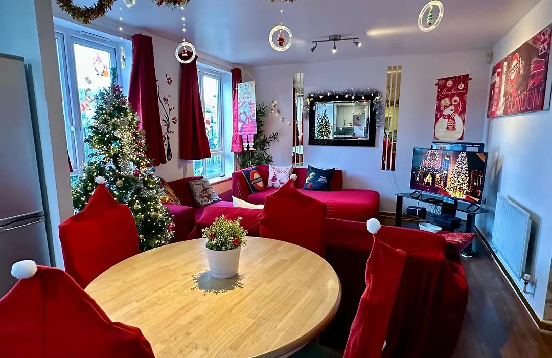London 2 Double Bedrooms 2 Bathrooms Holiday Home - Parking Skysports, Netflix - 2 - 3 Minutes Walk To The Train Station - 19Min To London Liverpool Street Fast Internet Ground Floor 100S Of Shops Restaurants Bakeries 24-Hour Asda Superstore, Major H-1