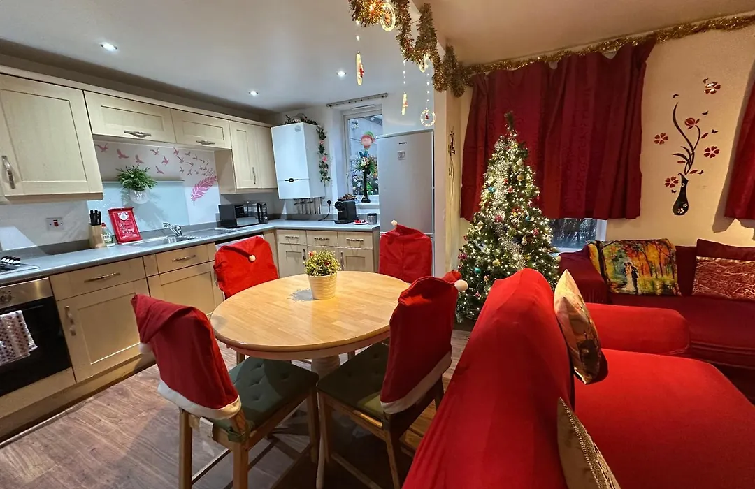 London 2 Double Bedrooms 2 Bathrooms Holiday Home - Parking Skysports, Netflix - 2 - 3 Minutes Walk To The Train Station - 19Min To London Liverpool Street Fast Internet Ground Floor 100S Of Shops Restaurants Bakeries 24-Hour Asda Superstore, Major H-1