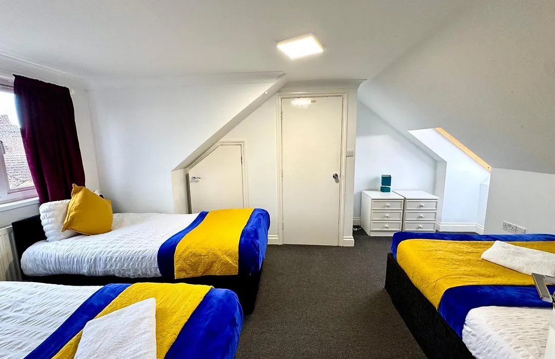 London 3 Bedrooms 3 Bathrooms Spacious House, Reception, Kitchen, Garden, Parking-1