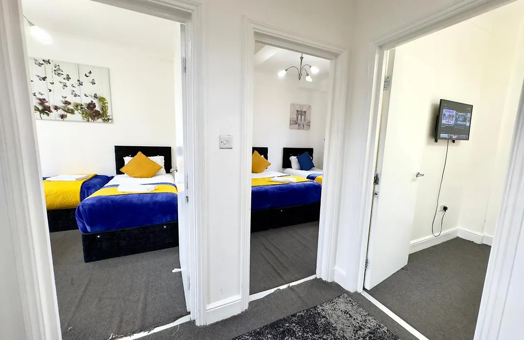 4 Bedrooms House, 3 Bathrooms , Separate Reception, Full Kitchen, Garden, Parking-1