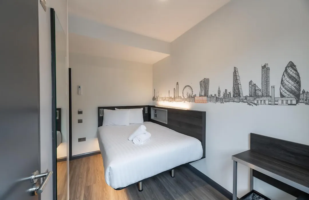 Easyhotel Victoria-1