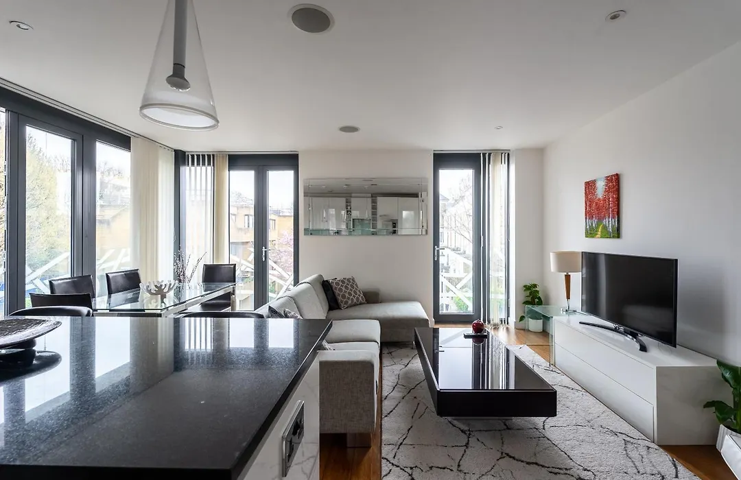 Modern, Fully Furnished Apartment With Ensuite, Private Balcony And Elevator In Notting Hill-1