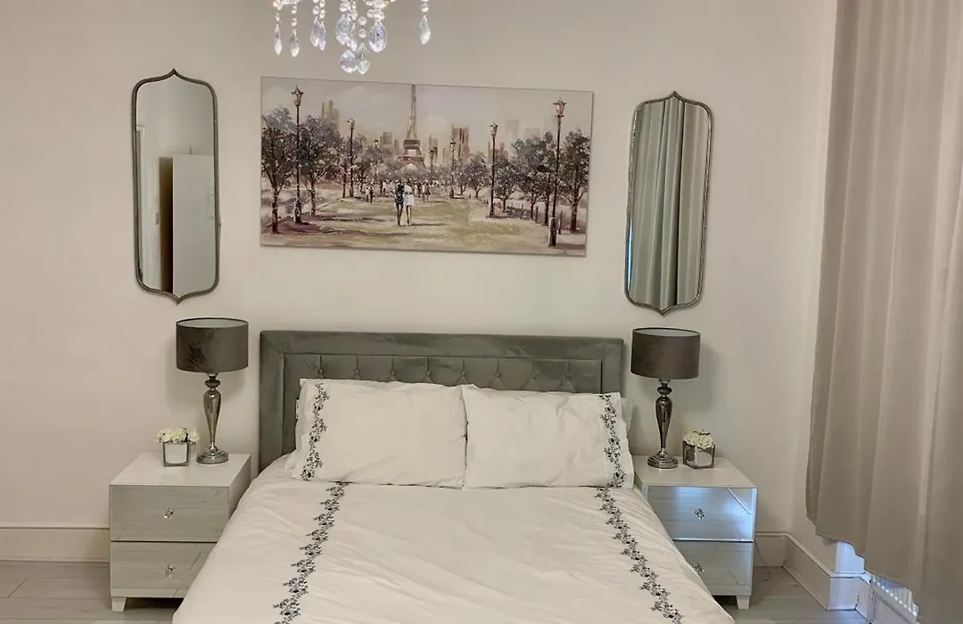 Supreme Apartment - Near Tube Stations, Free Parking & Air Conditioning-1