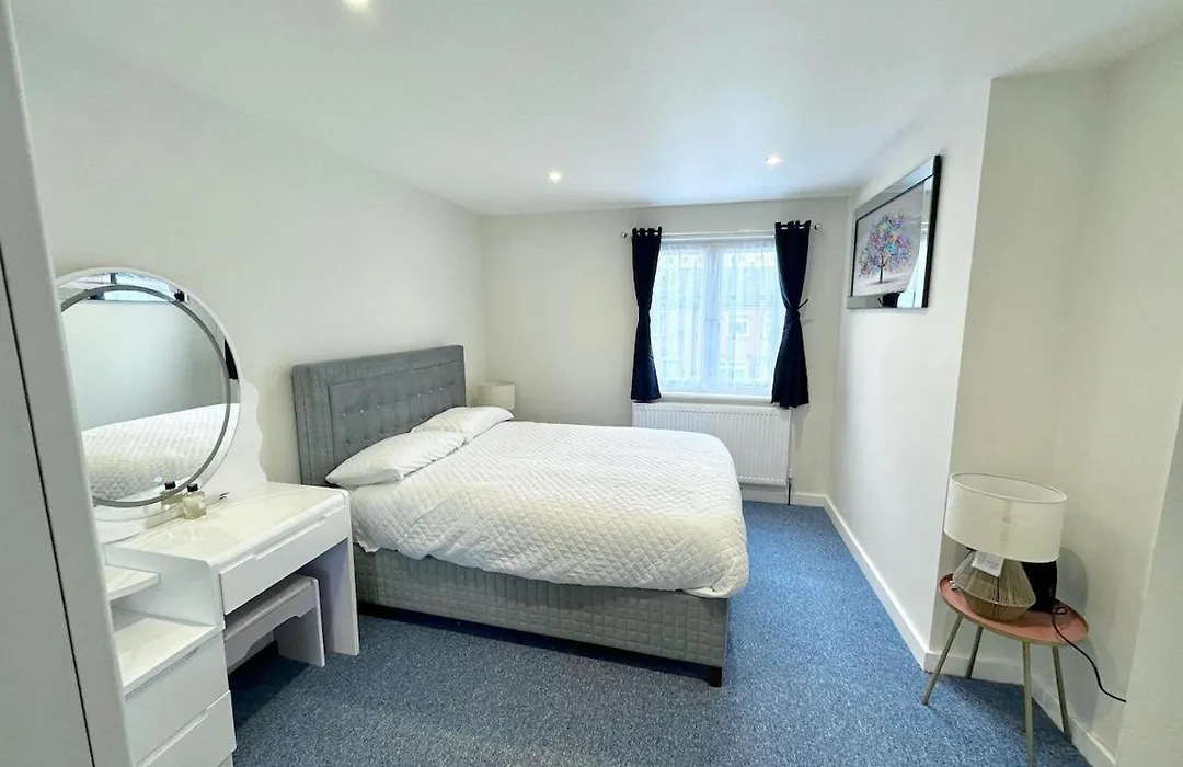 3Bed 2Bath House-Free Parking-Fast Wifi-Garden-Entire Home-2Mins From Train Station-Sleeps 6-1