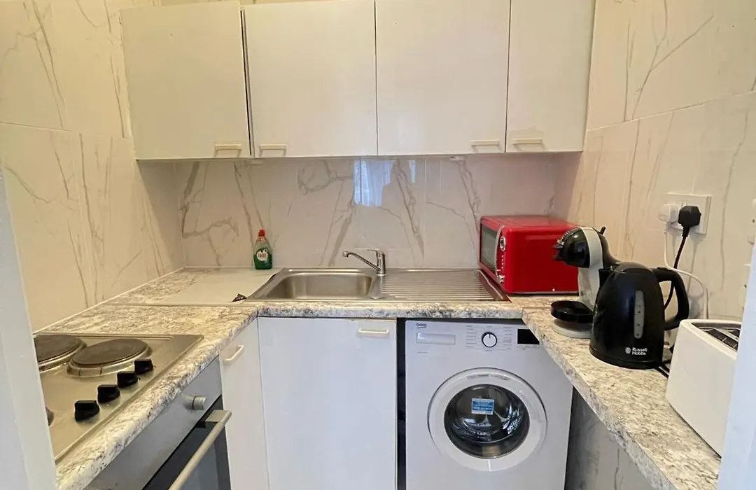 Lovely 2 Bed Flat 2 Floor Miles-1