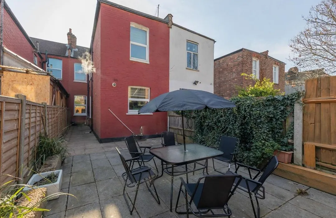 Modern 4 Bedroom House In Woodgreen-1