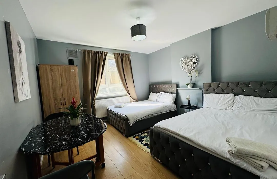 1 Bedroom Flat In Whitechapel, London-1